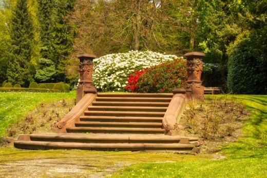 Treppe zum Rhododendron