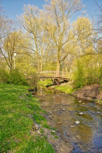 Holzbrücke über dem Bach