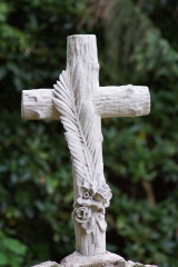 Kreuz mit Feder