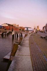 Hafen Husum mit Brücke am Morgen