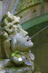 Figur im Brunnen